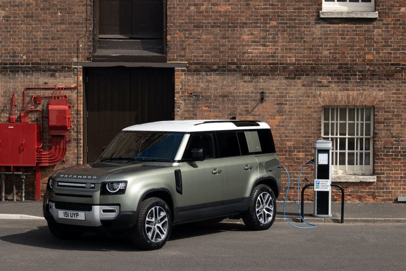 Oficial: Land Rover Defender P400e, primul Defender PHEV