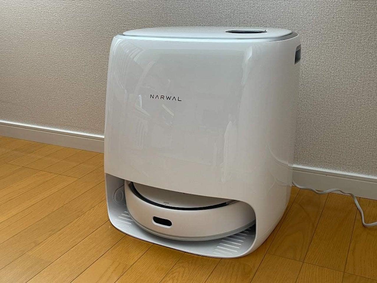 Narwal Freo Robot Vacuum and Mop has Touchscreen on Its Base