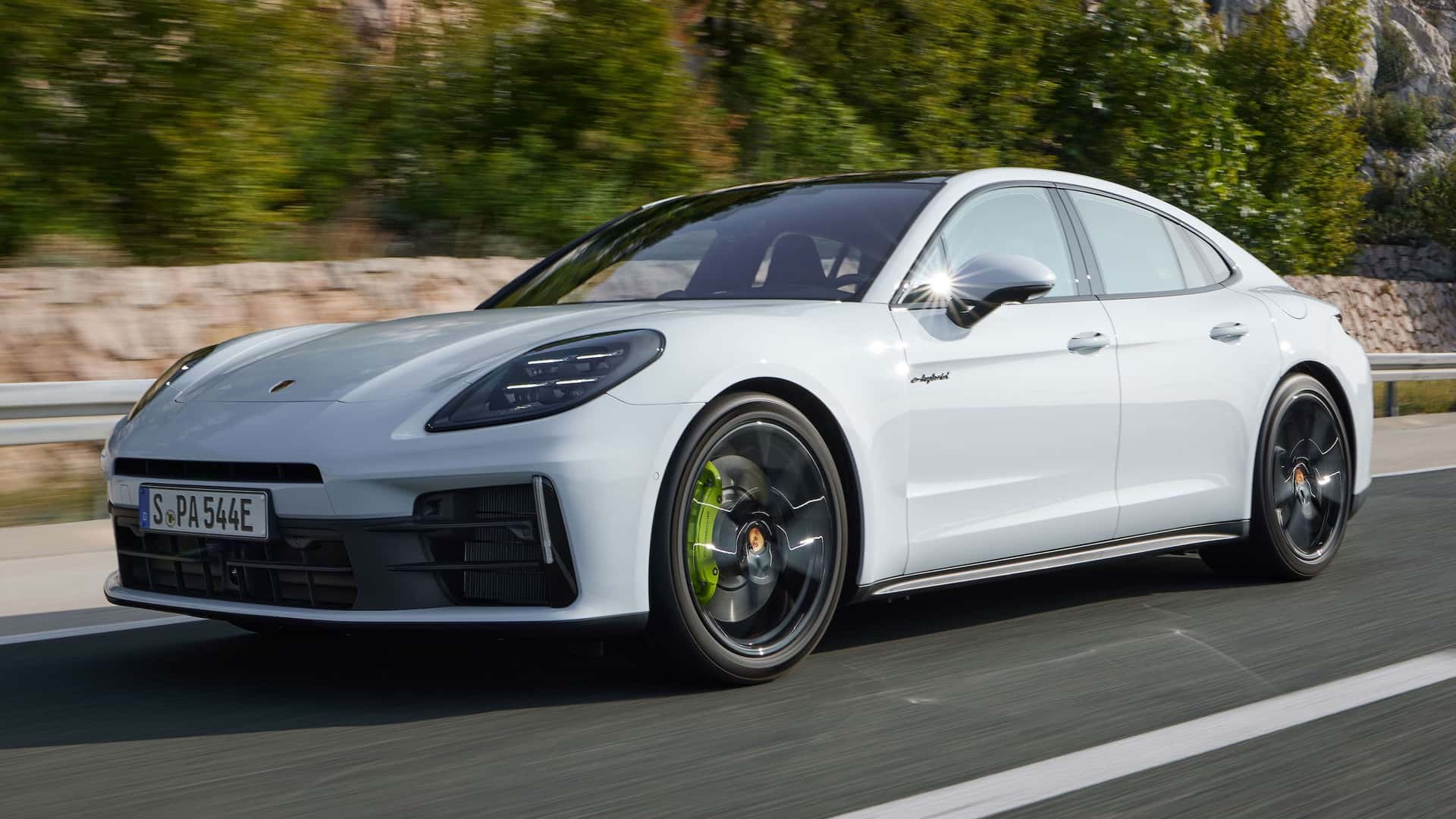 Nuova Porsche Panamera, ecco le versioni 4 E-Hybrid e 4S E-Hybrid