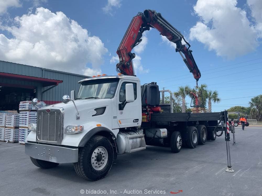 Fassi F820RA Knuckleboom on Peterbilt 567 Flatbed