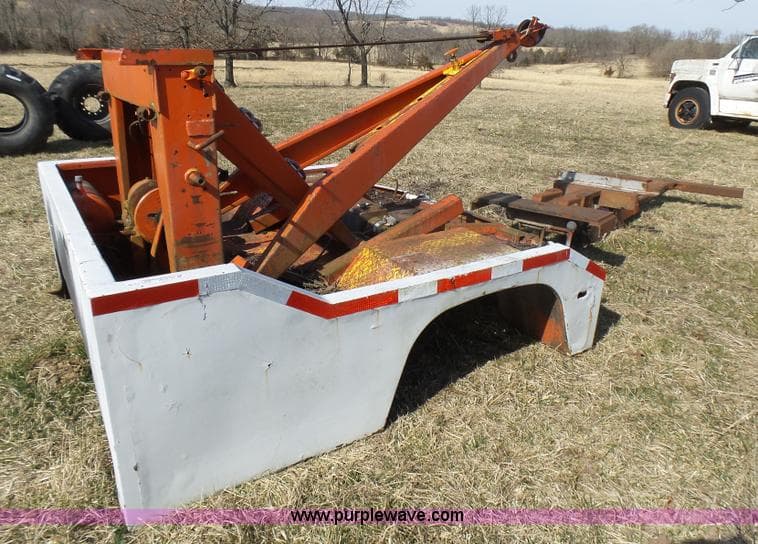 Holmes 440 wrecker bed in Conway, MO | Item BG9148 sold | Purple Wave