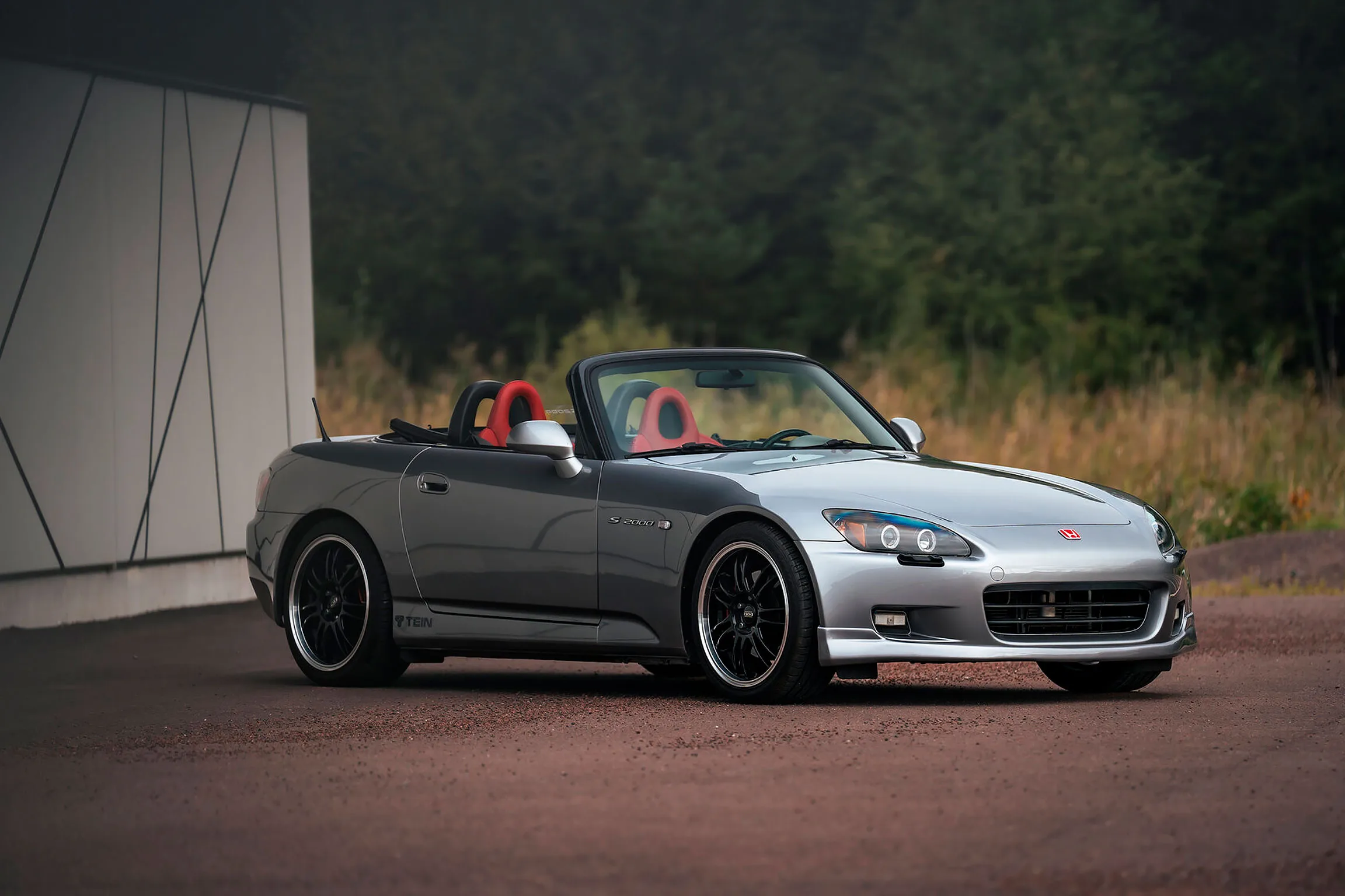 Honda S2000 AP1 - 2000: A Symphony of Speed and Engineering