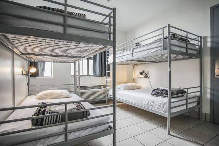 3 BEST + COOLEST Hostels in Toronto 2022 (Solo-Travel + Map)