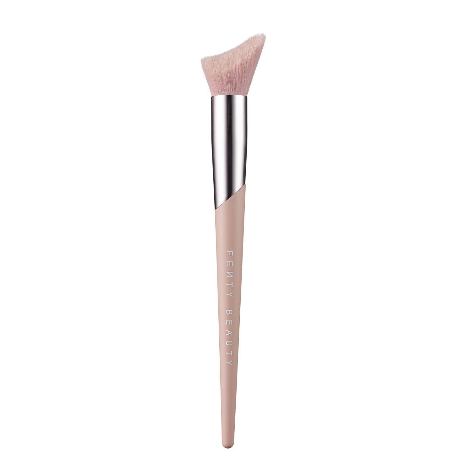 FENTY BEAUTY | Cheek-Hugging Highlight Brush - Pinceau Enlumineur | Arc ...