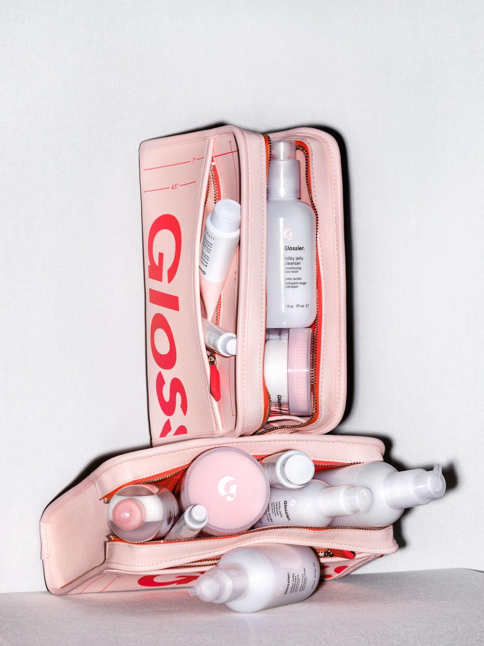 Glossier sort une pochette pour ranger ses produits de beauté dans son ...