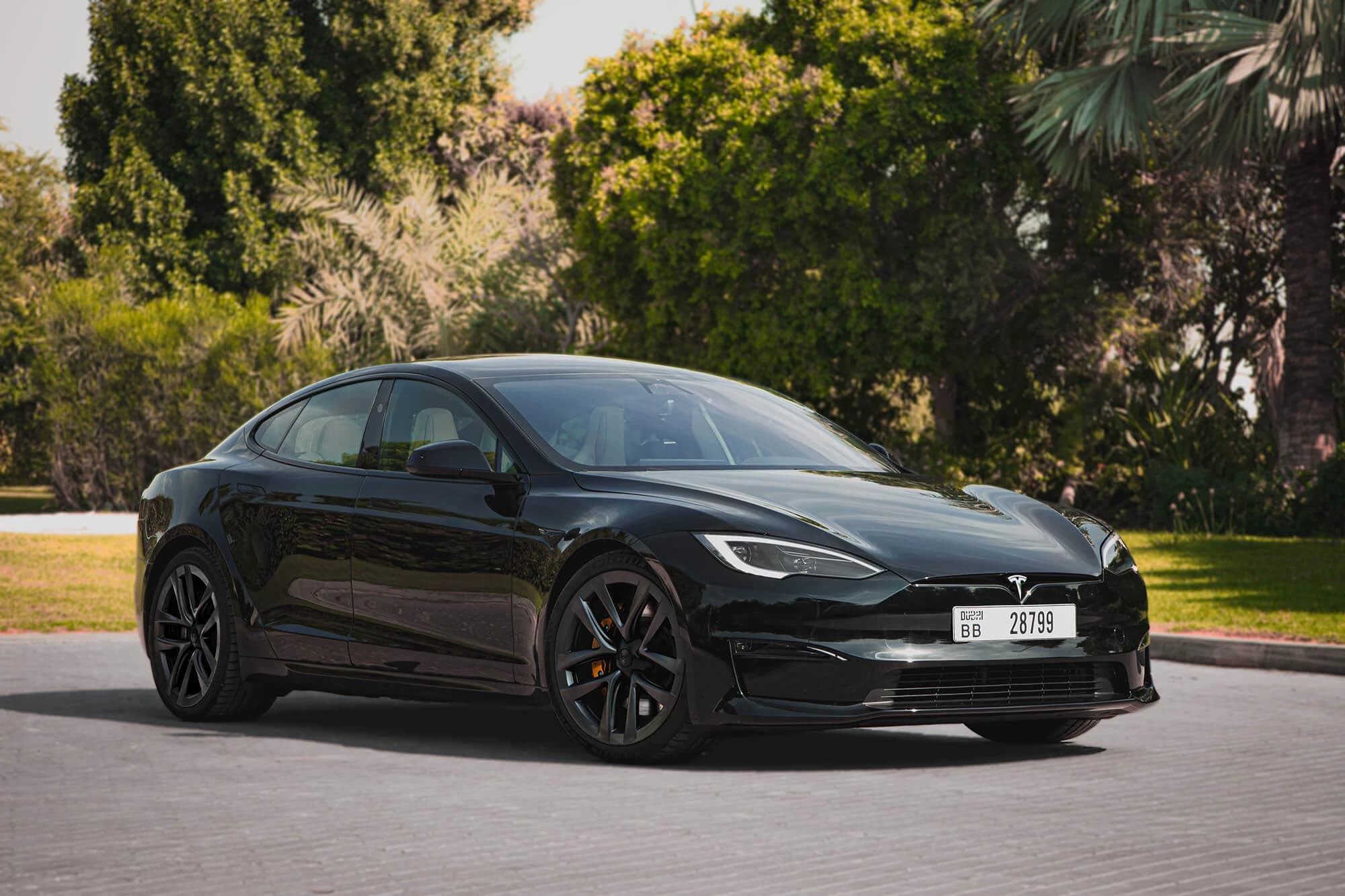 Lej Tesla Model S Plaid Black i Sharjah - Elektrisk - Octane Biludlejning