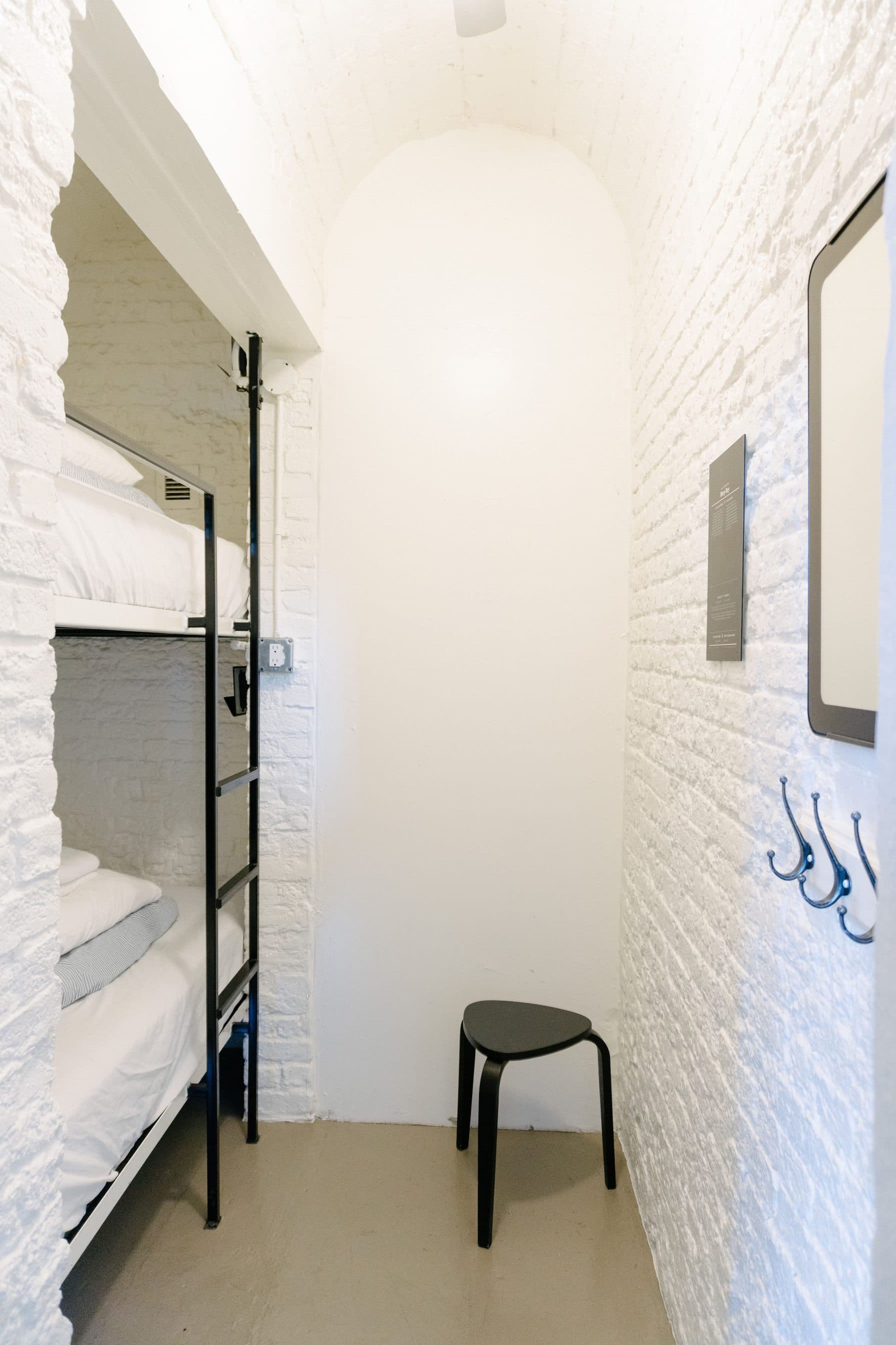 Ottawa youth hostel-type accommodations | Saintlo Ottawa Jail