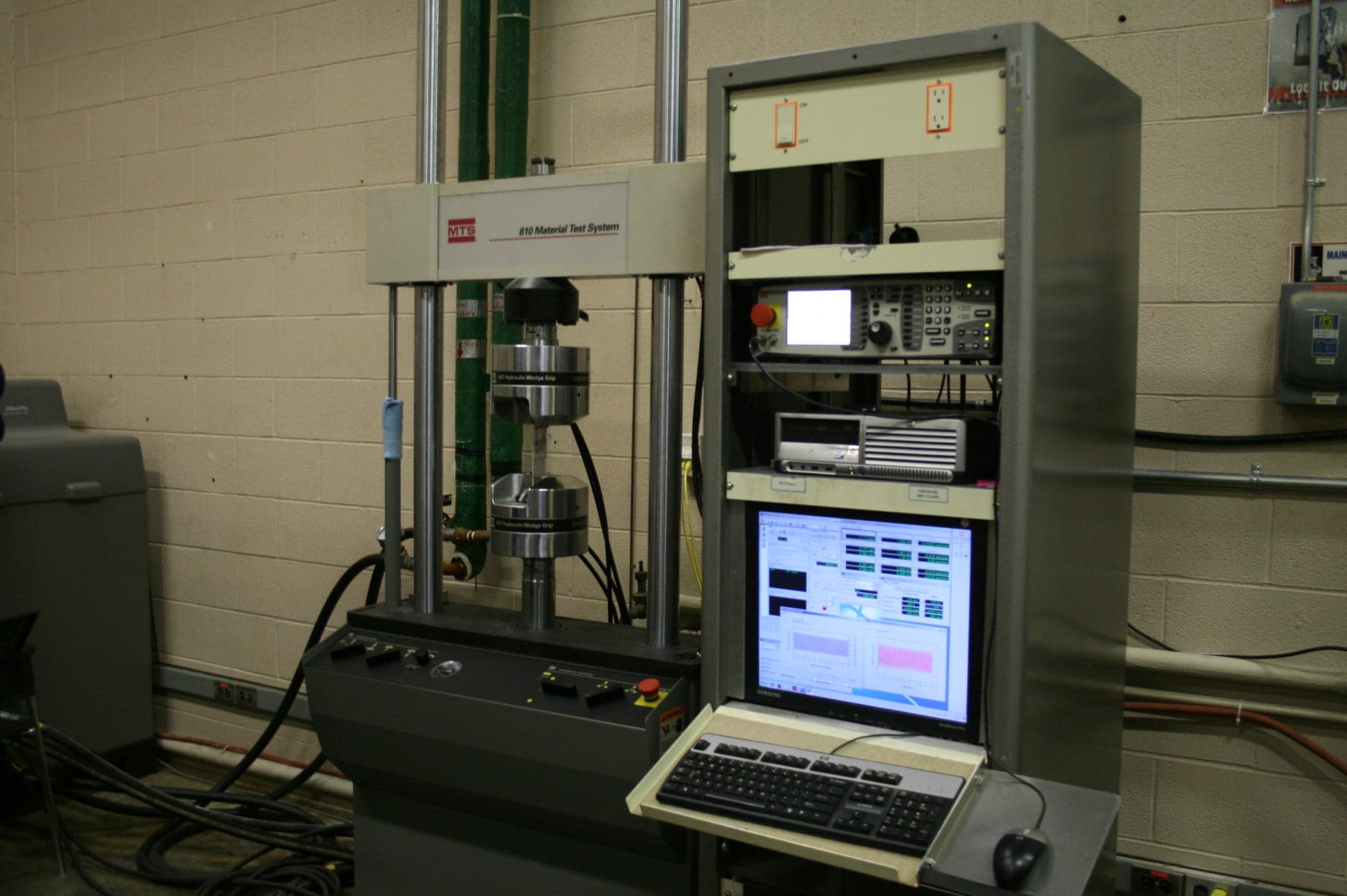 810 Material Test System | Fatigue and Stress Analysis Lab | University ...