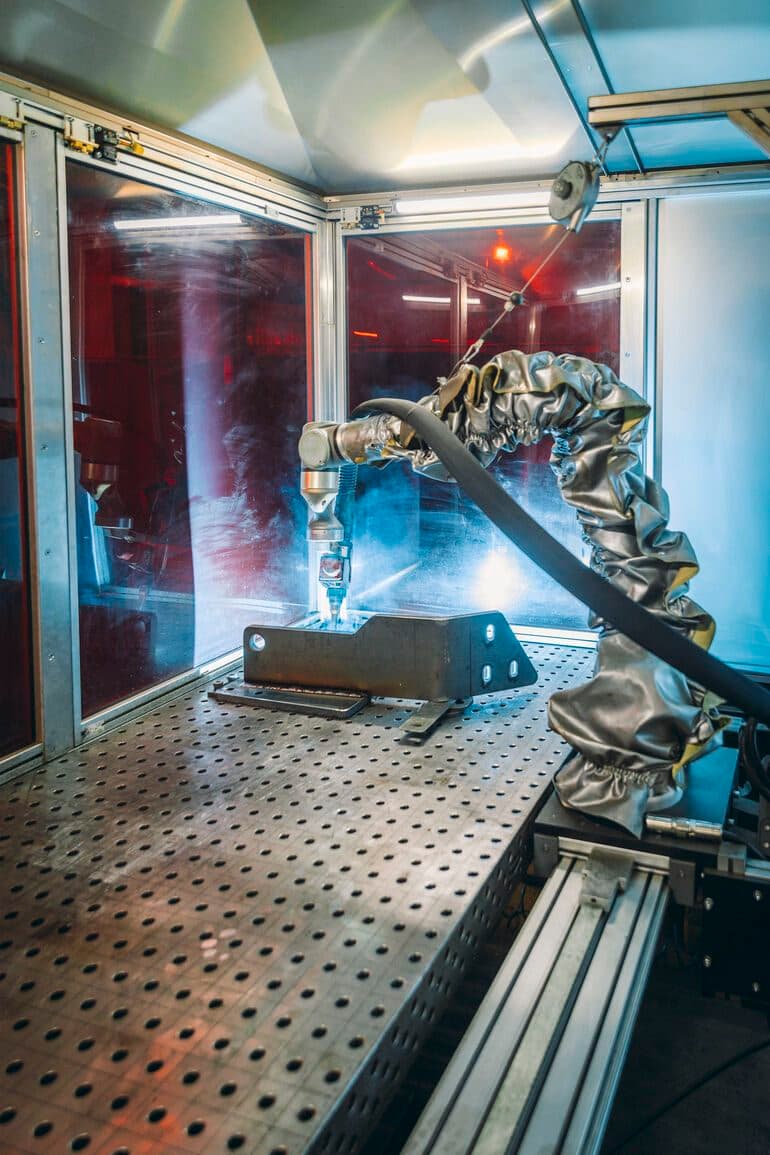 Fronius‘ Cobot-Schweißzelle Smartcell entlastet und spart Zeit