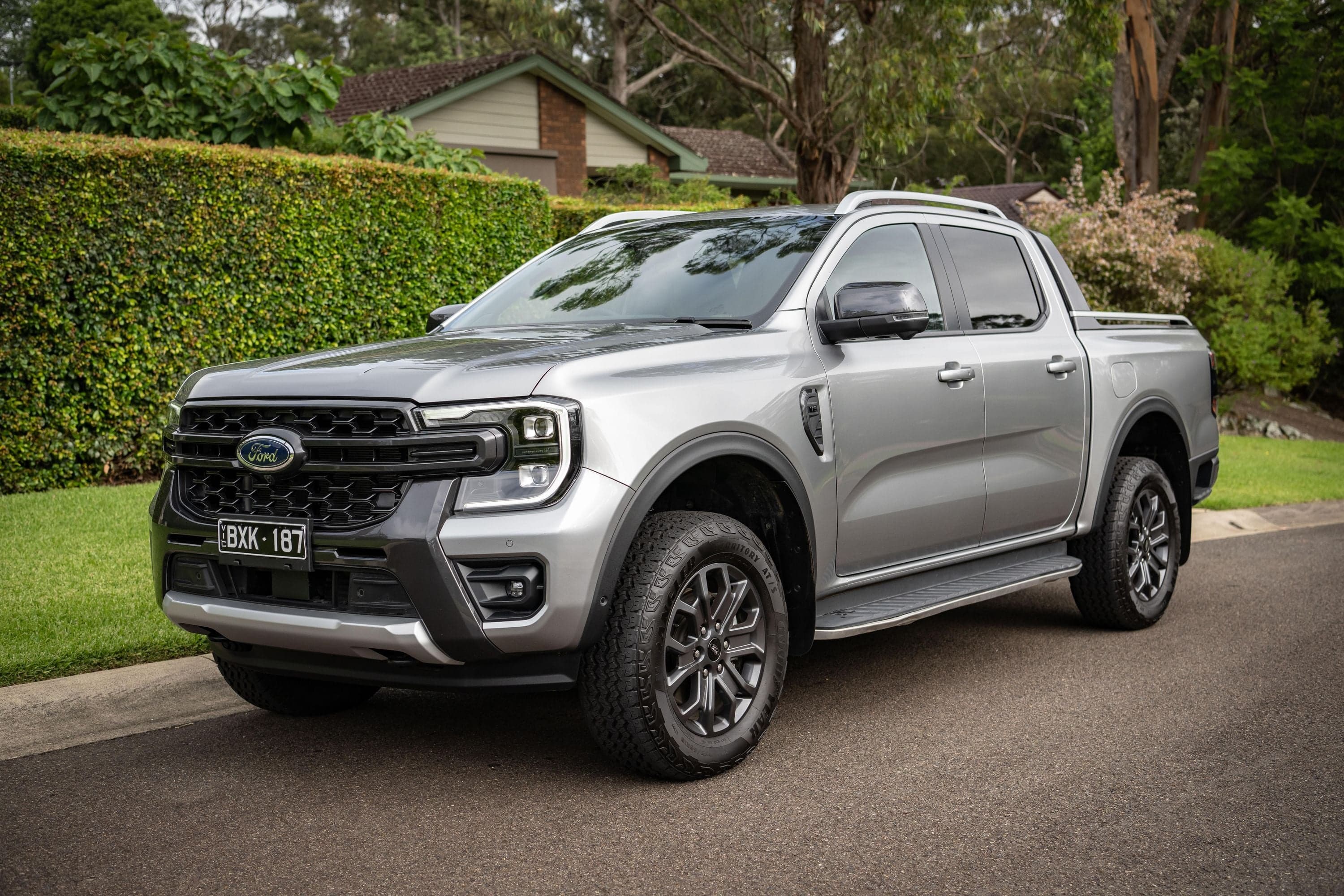 Ford Ranger Wildtrak Bi-Turbo v 2024 Toyota HiLux Rogue MHEV: Spec ...