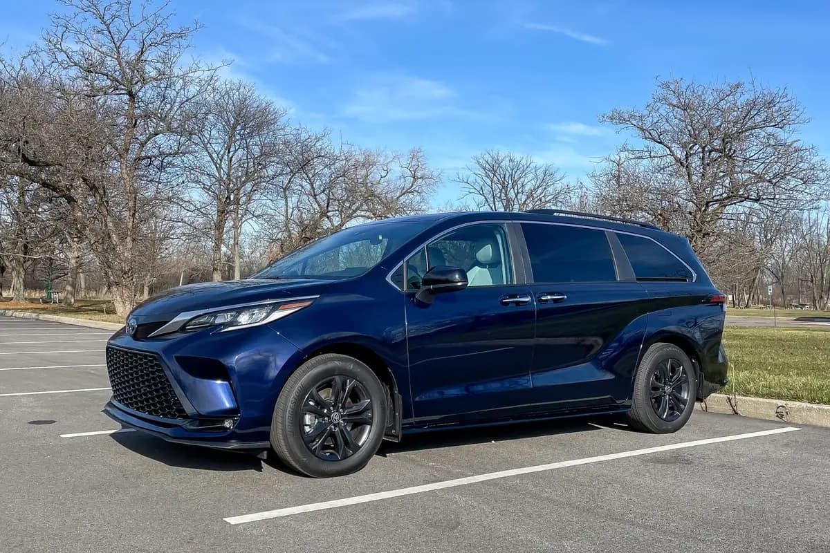 2024 Toyota Sienna Hybrid Review: Unique in a Dwindling Class | Cars.com