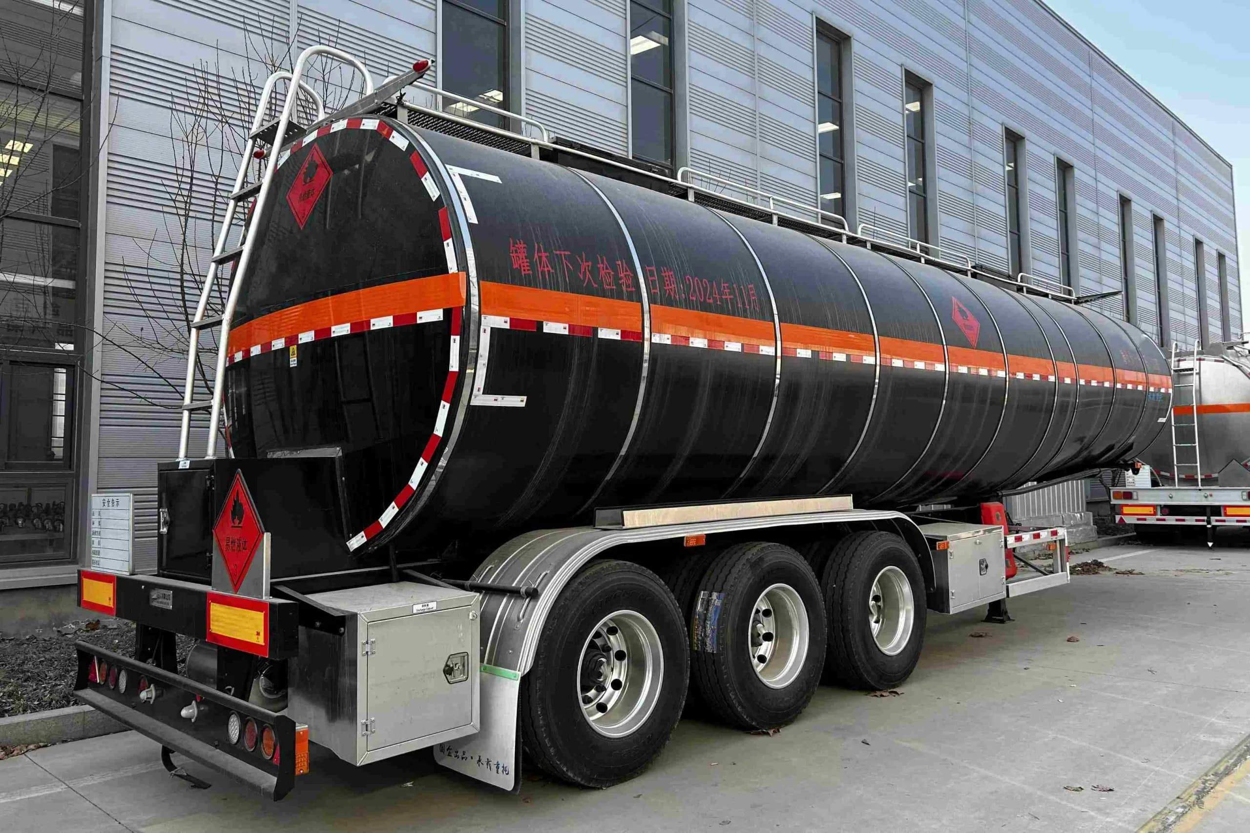 Heated asphalt tanker Asphalt tanker semi-trailer 20-foot pneumatic ...