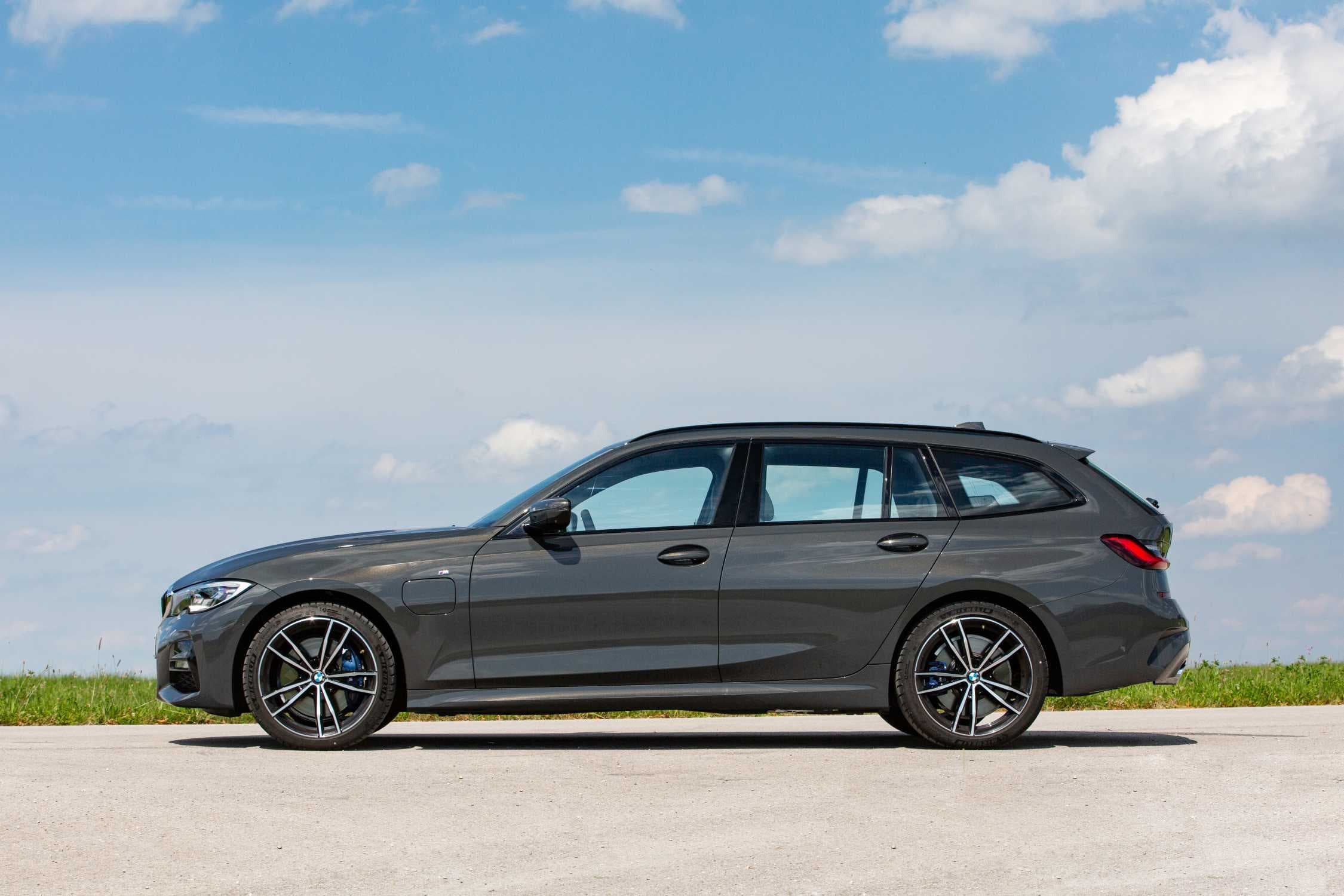 The BMW 330e Touring (08/2020).