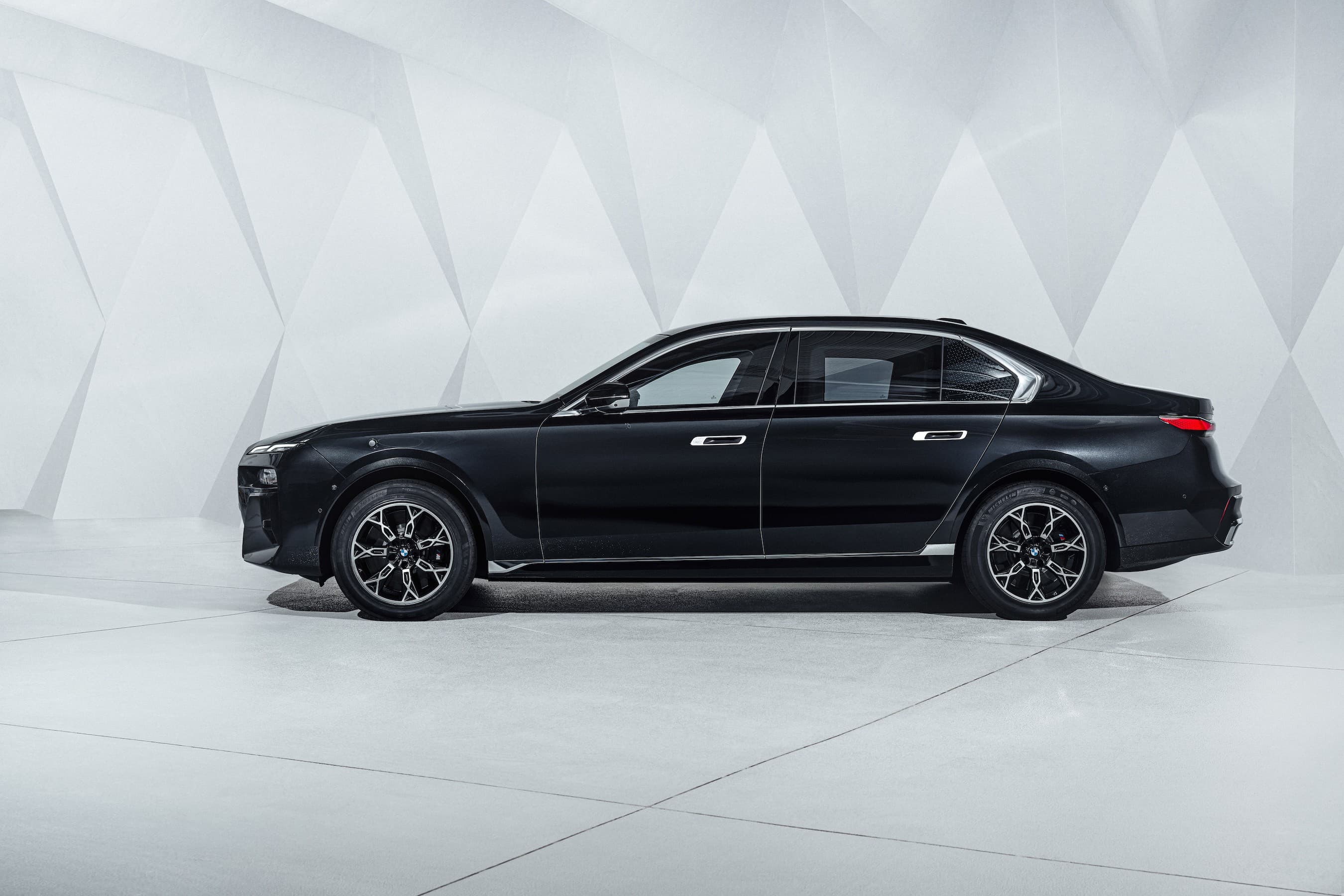 Armored BMW 7 Series and i7 Become Fortresses on Wheels. Presidents ...