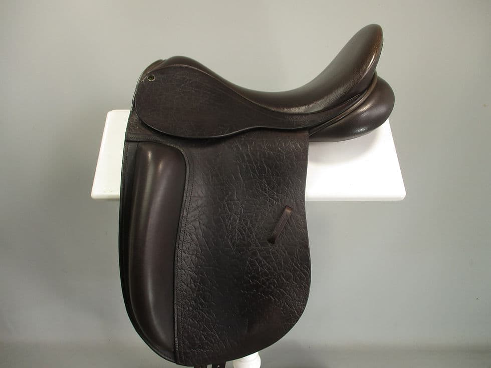 County Fusion Dressage Saddle 17.5" M/MW *BROWN* | Saddle Central