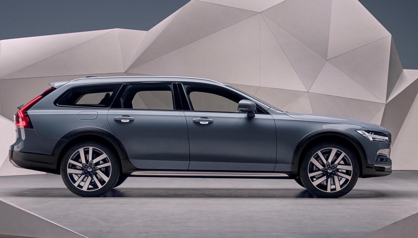 Studio images - the refreshed Volvo V90 B6 AWD Cross Country in - WHEELZ.ME